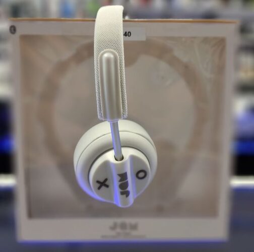 BRAND NEW ON EAR HEADPHONES WITH NOICE CANCELATION